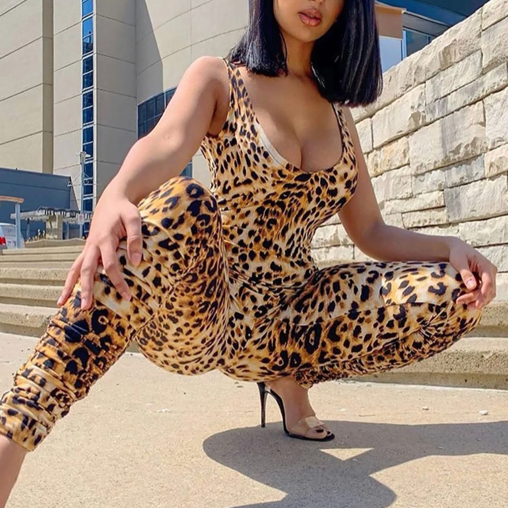 Leopard print jumpsuit Women’s Large